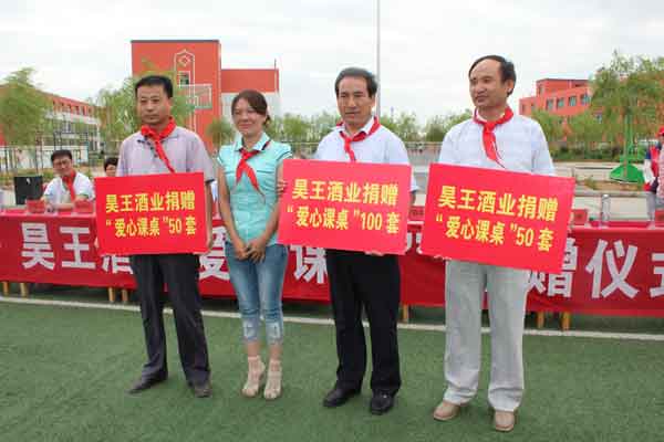 昊王酒業(yè)總經(jīng)理強(qiáng)東霞向月牙湖回民二中、銀川市第四中學(xué)、海軍希望小學(xué)捐贈愛心課桌